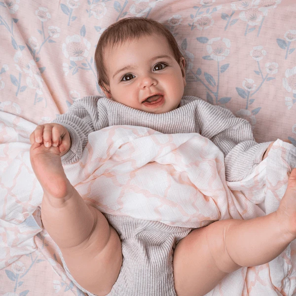 Aden + Anais™ Zijdezachte Mousseline Draagdoek 2 Pak Stencil - Afbeelding 5