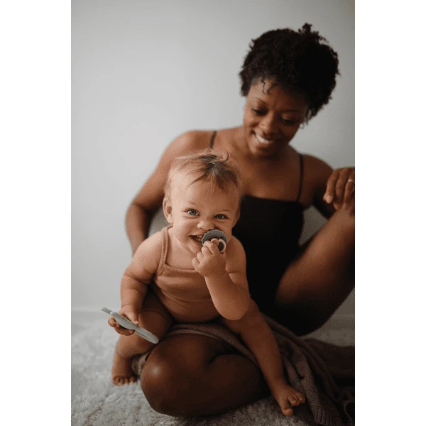 FRIGG Fopspeen Daisy Latex, Rose Gold/Willow 0-6 Maanden, 2 Stuks - Afbeelding 2