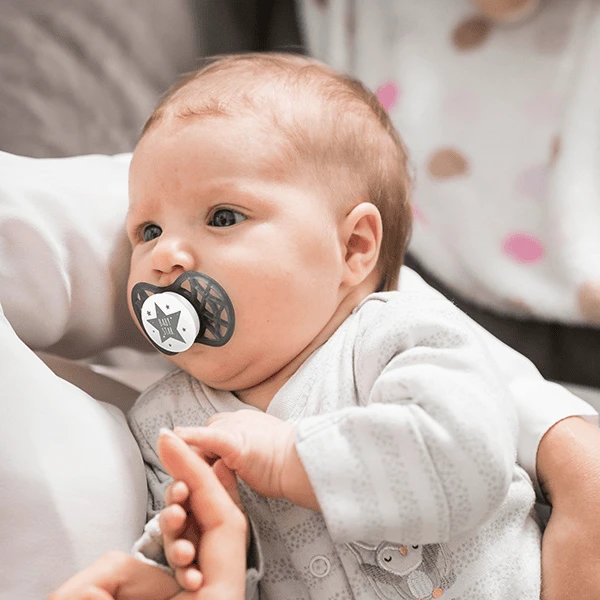 Nuvita Soother Symmetrische Speen Air. 55 Cool! Glow Met Stericover 0m+, Design S Price D Apple , 2 Stuks - Afbeelding 2